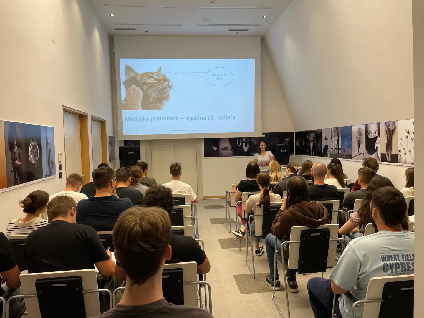 Medijska pismenost - posjet studenata Gradskoj knjižnici Požega