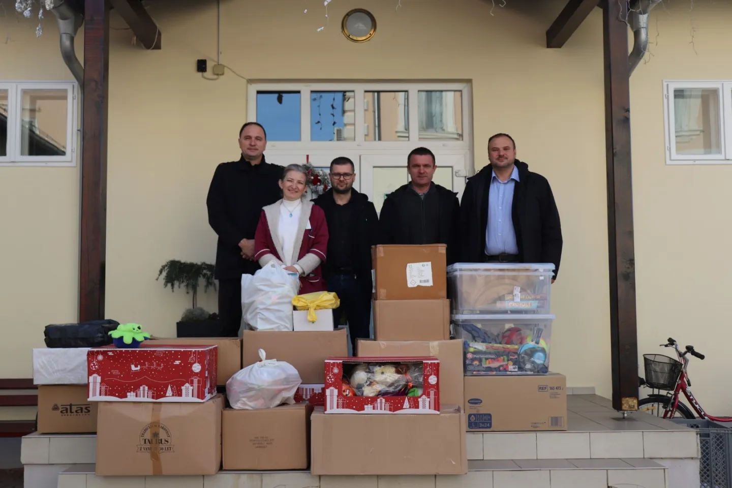 Djeca iz Lipika dobila blagdanski dar zahvaljujući akciji Božićno svjetlo