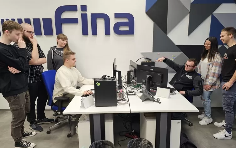 Fakultet turizma i ruralnog razvoja studenti studija Elektroničko poslovanje i programsko inženjerstvo na radionici u Poslovnici Fine