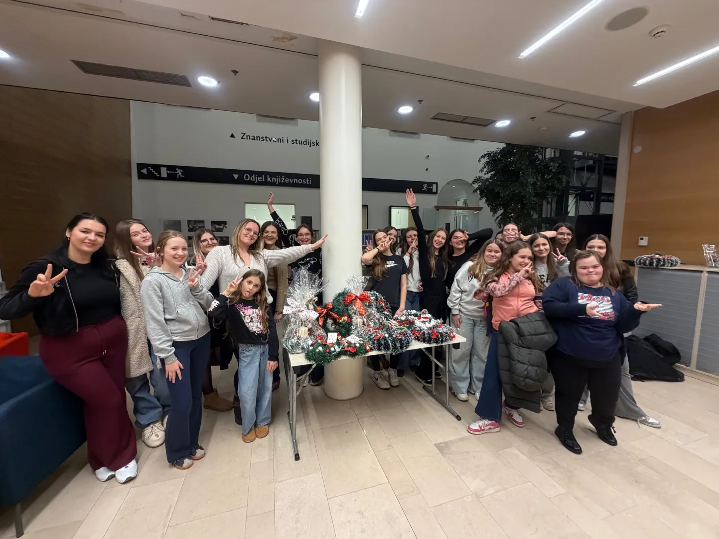 Adventska kreativnost studentica volontera u Gradskoj knjižnici Požega