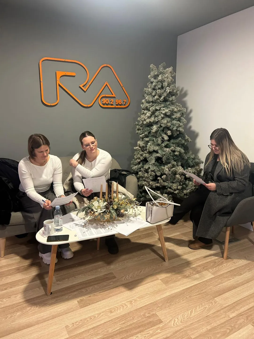 Pozivamo vas da danas poslušate naše studente volontere u emisiji “Školsko zvono”!