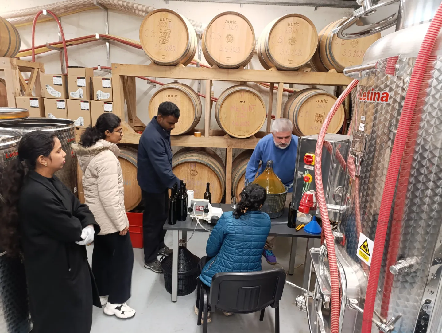 Vinum Academicum - Enološka stručna praksa za indijske Erasmus studente uz punjenje novih vina