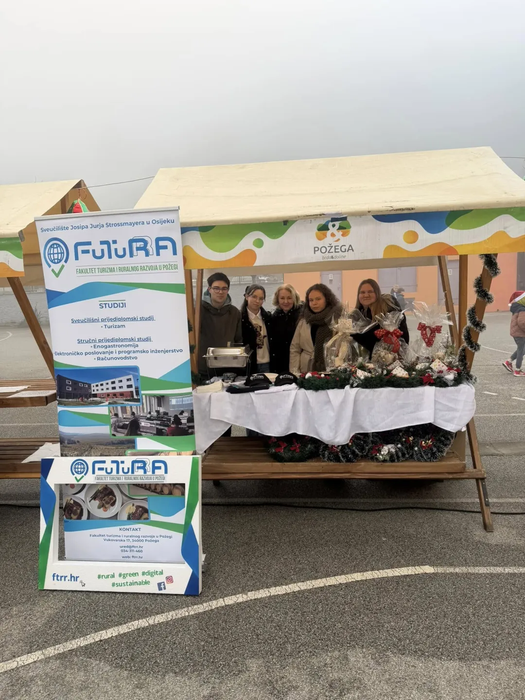 Studenti volonteri na humanitarnom sajmu OŠ Antuna Kanižlića